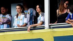 Dua Lipa junto a su familia, presente en la cancha de Boca. Dua Lipa junto a su familia, presente en la cancha de Boca.