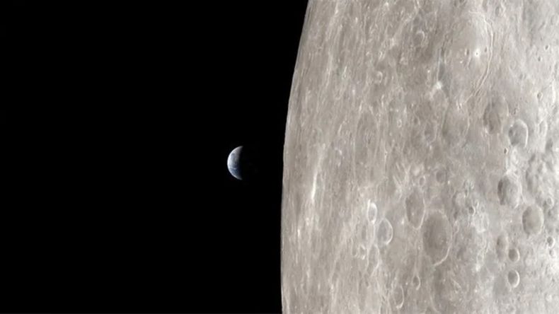 Los astronautas vieron emerger la Tierra sobre la superficie lunar.