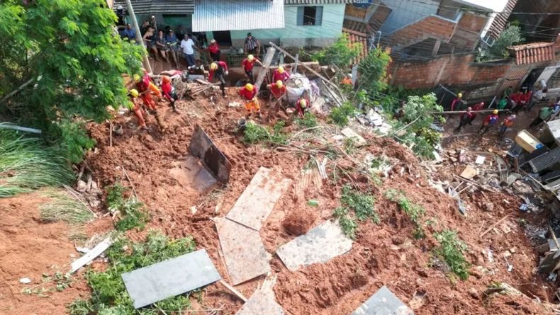 Al menos 10 muertos y 3 desaparecidos por un deslizamiento de tierra en Brasil.