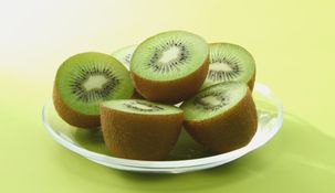 El kiwi tiene grandes beneficios para la salud por su alto contenido de fibra y vitamina C.&nbsp;