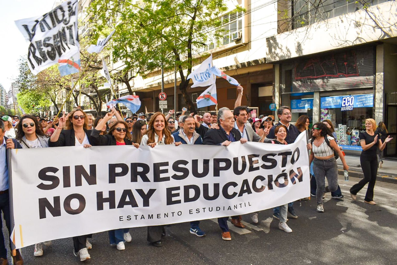 Ricardo Quintela junto a otros dirigentes políticos en la marcha universitaria en Buenos Aires.