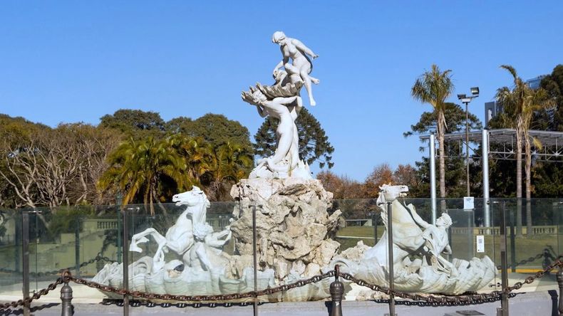 La obra de Lola Mora generó polémica a comienzos del siglo XX por sus desnudos, lo que impidió su instalación en Plaza de Mayo y motivó su traslado a una zona periférica.