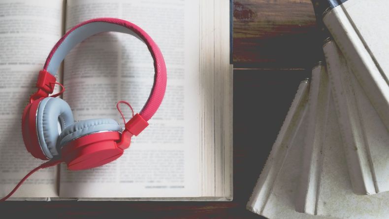 Algunos eligen continuar con un capítulo de una historia en formato de audiolibro, mientras que otros prefieren escuchar el nuevo episodio de su podcast favorito, o incluso alternar entre ambos.  
