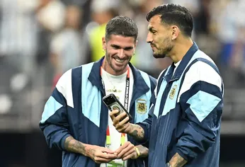 Rodrigo de Paul y Leandro Paredes cumpliendo la cábala de comer caramelos antes de los partidos.