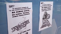 Los afiches de la protesta en Ezeiza.
