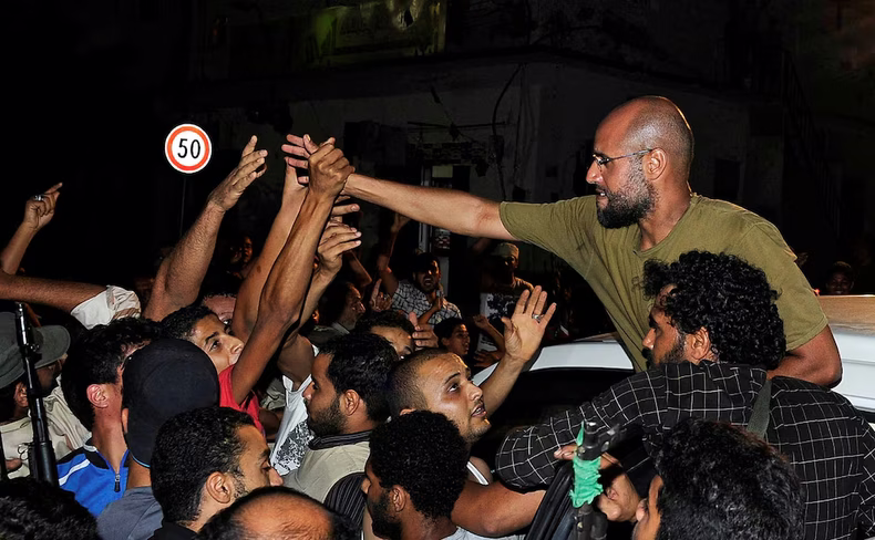 Gadafi frente a sus partidarios en Trípoli en 2011.