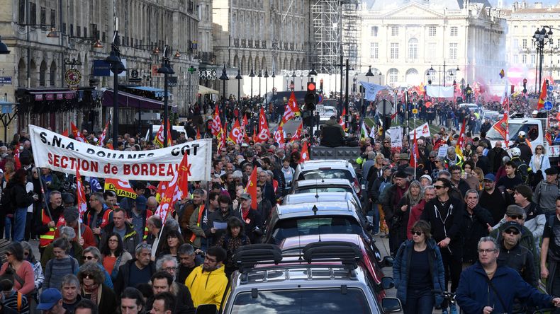 La reforma jubilatoria obtuvo media sanción del Senado francés en medio de masivas protestas.