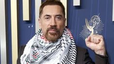 El español Javier Bardem, posa con un pañuelo palestino en la reciente gala de los premios Emmy. El español Javier Bardem, posa con un pañuelo palestino en la reciente gala de los premios Emmy.