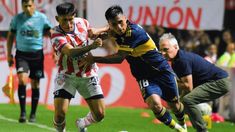 Lautaro Vargas, de Unión, y Milton Delgado, de Boca, luchan por el balón.