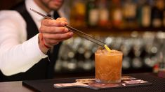 &nbsp;En la barra, los vermuts, aperitivos y cócteles también combinan clásicos con creaciones de autor.