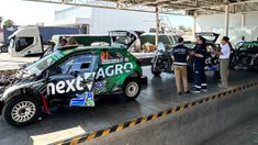 Los autos de rally siendo inspecionados por la Aduana Los autos de rally siendo inspecionados por la Aduana