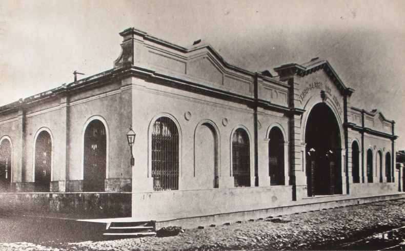 La fachada de la estación Parque, en la esquina de Tucumán y Cerrito.