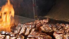 Club Bodegón se destaca por su entraña de medio metro y platos abundantes. Club Bodegón se destaca por su entraña de medio metro y platos abundantes.