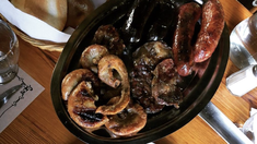 Asado a leña y gastronomía tradicional en Almagro. Asado a leña y gastronomía tradicional en Almagro.
