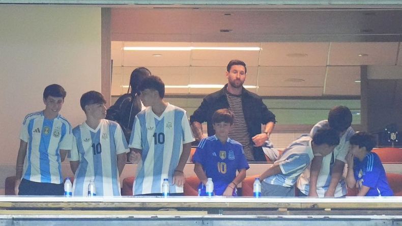 Lionel Messi en el palco, junto a su familia.