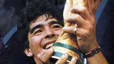 Maradona al alzar la Copa del Mundo en México 86. Maradona al alzar la Copa del Mundo en México 86.