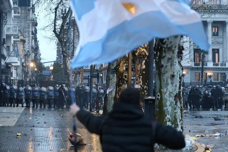 Represión frente al Congreso durante el gobierno de Javier Milei.