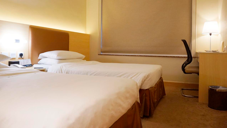 Un cadáver fue hallado debajo de la cama en un hotel.