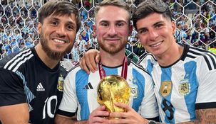 Kevin, Alexis y Francis Mac Allister con la Copa del Mundo en Catar 2022.&nbsp;