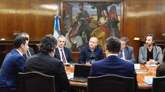 Reunión en el Palacio de Haciendo entre el equipo de Economía y las cámaras textiles. Reunión en el Palacio de Haciendo entre el equipo de Economía y las cámaras textiles.