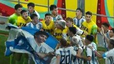 con una bandera de maradona, la seleccion sub 17 festejo la clasificacion a cuartos del mundial