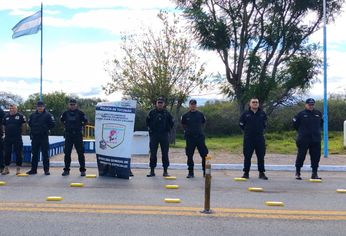 Los sospechosos descartaron mochilas con paquetes de cocaína. Los sospechosos descartaron mochilas con paquetes de cocaína.