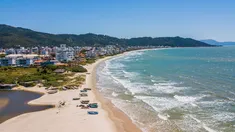 Este destino brasileño mezcla la experiencia de un balneario de verano con un entorno natural único. Este destino brasileño mezcla la experiencia de un balneario de verano con un entorno natural único.