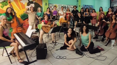 La orquesta de mujeres recorrerá un repertorio de composiciones originales que incluye las canciones estrenadas en su reciente EP Vol II. La orquesta de mujeres recorrerá un repertorio de composiciones originales que incluye las canciones estrenadas en su reciente EP Vol II.