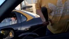 Le retuvieron la licencia de conducir al taxista que atacó a otro con un bate de béisbol en Rosario. Le retuvieron la licencia de conducir al taxista que atacó a otro con un bate de béisbol en Rosario.