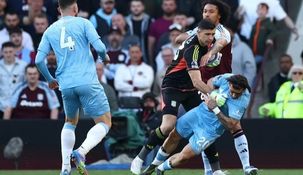 El encontronazo entre Dibu Martínez y el futbolista portugues Jota Silva. El encontronazo entre Dibu Martínez y el futbolista portugues Jota Silva.