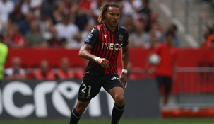 Un futbolista amenazó con tirarse de un puente. Un futbolista amenazó con tirarse de un puente.