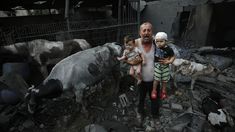 Un hombre con niños heridos luego de los ataques israelíes en la ciudad de Gaza. Un hombre con niños heridos luego de los ataques israelíes en la ciudad de Gaza.