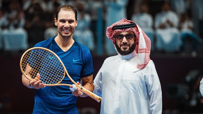 Rafael Nadal recibió una raqueta de oro de manos de Turki al Sheik, el ministro de Entretenimiento de Arabia Saudita.