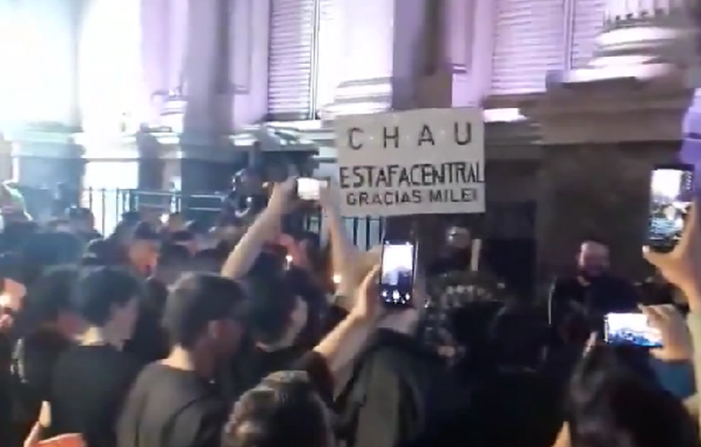 Militantes de La Libertad Avanza se reunieron afuera del Banco Central.