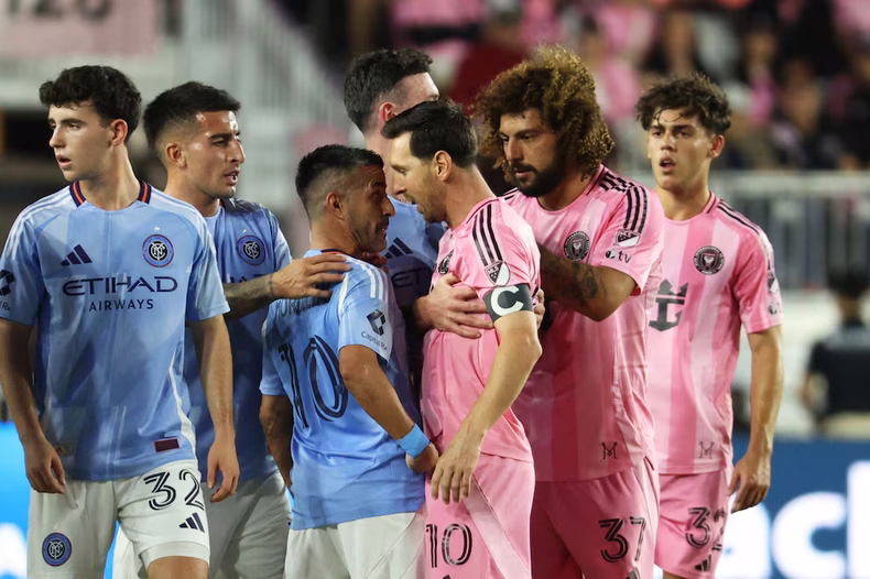 Maxi Moralez y Lionel Messi, cara a cara.