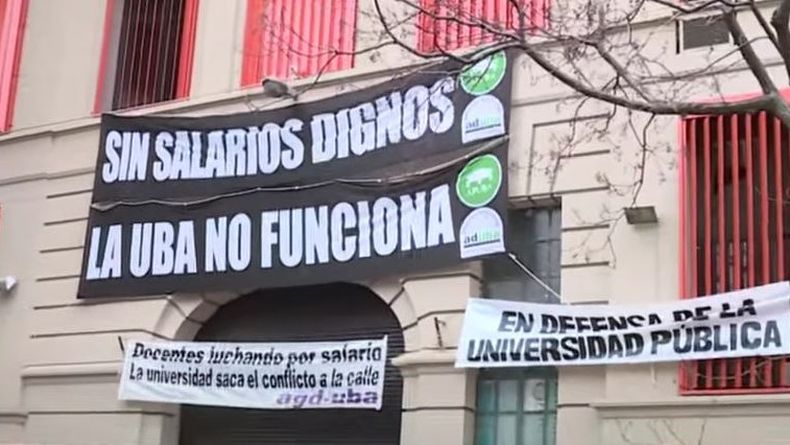 Los carteles colgados en las afueras de la Universidad de Filosof&iacute;a y Letras de la UBA.&nbsp;