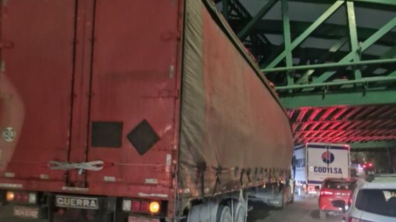 Un camión chocó contra el puente ferroviario de Av. Sarmiento y Lugones y generó hay caos de tránsito