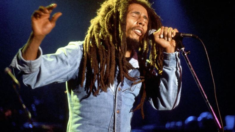 La pieza conserva el autógrafo original del músico de reggae.