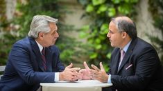 El jefe de Estado con uno de los representantes de la empresa. El jefe de Estado con uno de los representantes de la empresa.