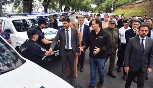 Los primeros móviles policiales fueron recibidos por Pullaro en la Avenida Belgrano frente al Anfiteatro de Rosario.&nbsp;