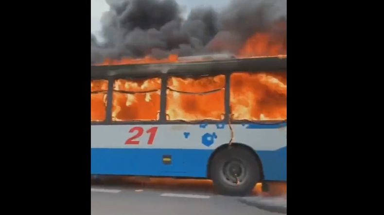 Uncolectivo de la línea 21 se incendió en plena autopista Panamericana