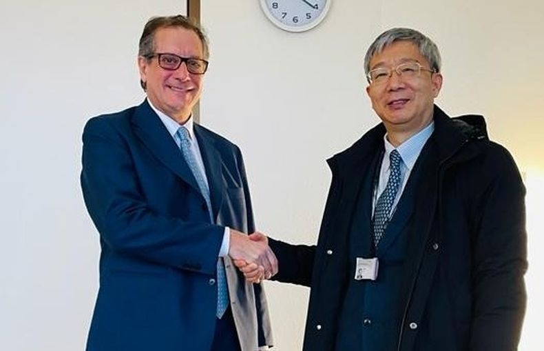 Miguel Pesce junto al  Gobernador del Banco de la República Popular China (PBC), Yi Gang