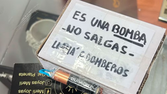 El ladrón dejó un paquete y escapó. El ladrón dejó un paquete y escapó.