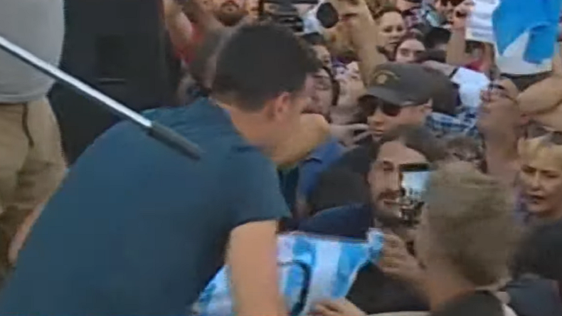Scaloni se sacó fotos y firmó camisetas a cientos de pujatenses.