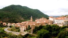 Este es el pueblo de españa ubicado entre las montañas que busca nuevos vecinos.