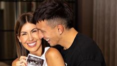 Muri López Benítez, radiante en Old Trafford, compartió detalles de su embarazo con Lisandro Martínez. Muri López Benítez, radiante en Old Trafford, compartió detalles de su embarazo con Lisandro Martínez.