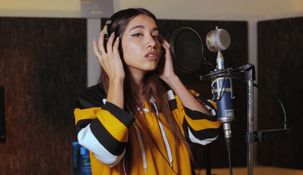 La cantante combinó un traje de baño con un pareo, algo que varias famosas están usando en esta temporada.