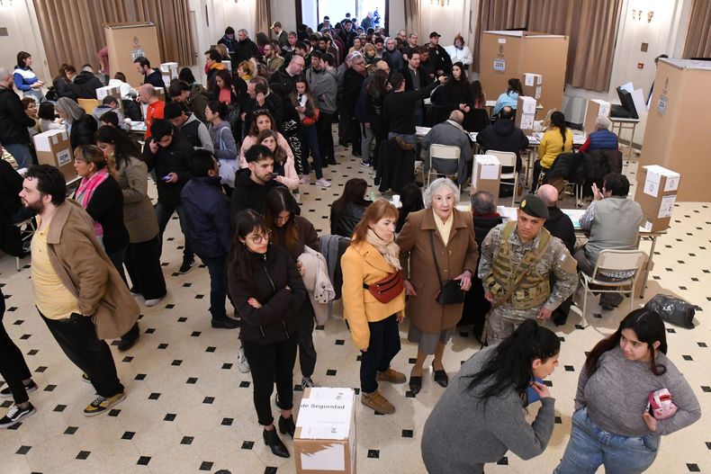 Sigue las colas en las escuelas tras el cierre de los comicios.