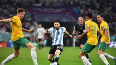 Tras la derrota, los jugadores de Australia le pidieron una foto a Lionel Messi Tras la derrota, los jugadores de Australia le pidieron una foto a Lionel Messi