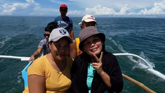 Virales: un pez volador le sustrajo el telefono a una turista. Virales: un pez volador le sustrajo el telefono a una turista.